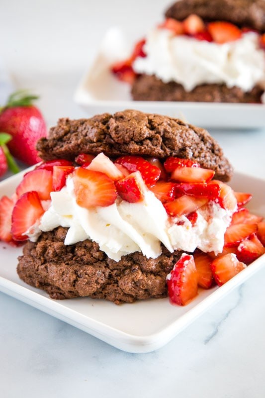 Çikolatalı Çilekli Shortcake: Yazın Favorisi Lezzet Dolu Bir Tatlı Tarifi