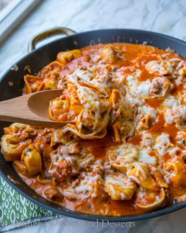 Tek Tavada Sosisli Tortellini: Akşam Yemeği İçin Pratik ve Lezzetli Çözüm